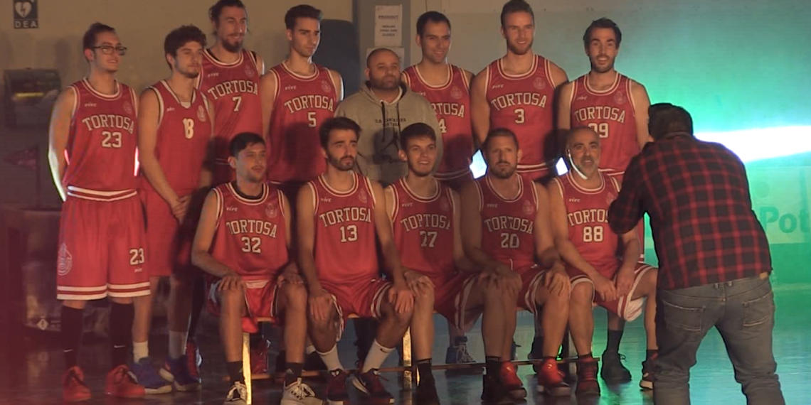 Posada de llarg dels equips del CB Cantaires Tortosa