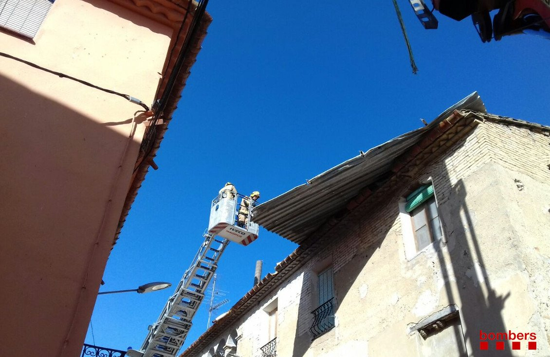 Les ràfegues de mestral han arrencat una teulada metàl·lica a Benissanet