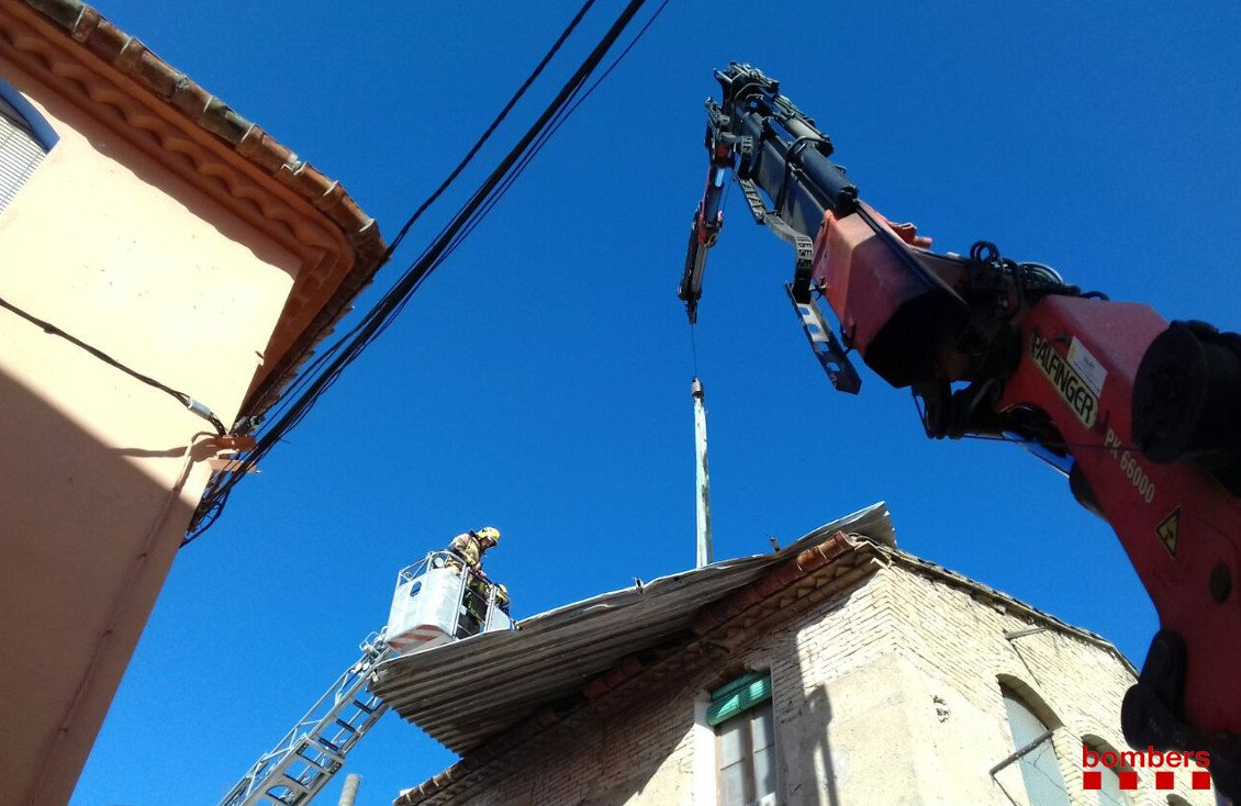 Les ràfegues de mestral han arrencat una teulada metàl·lica a Benissanet