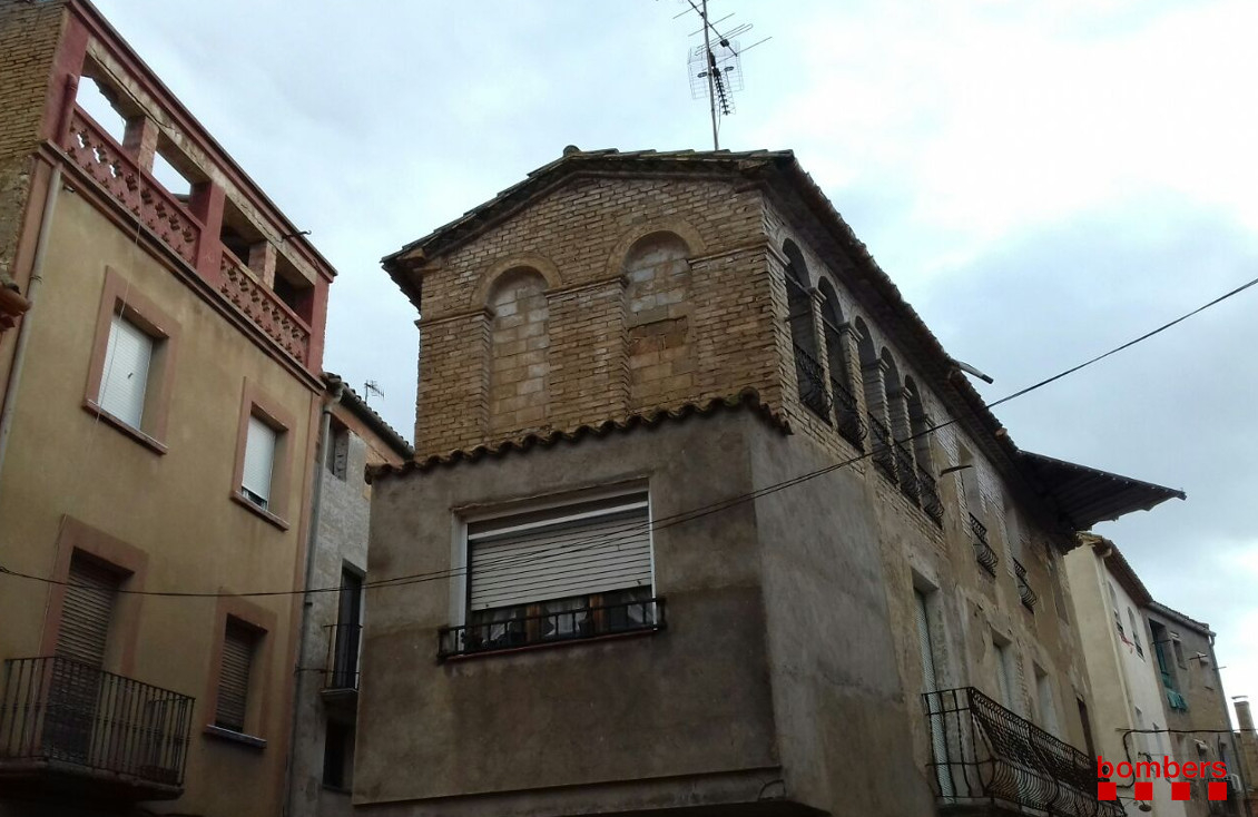 Les ràfegues de mestral han arrencat una teulada metàl·lica a Benissanet