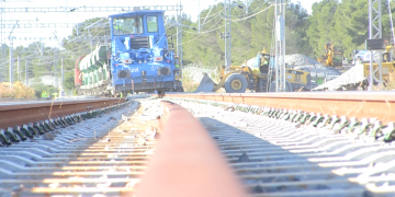 Els operaris d’Adif enllesteixen les obres de la variant de Vandellòs