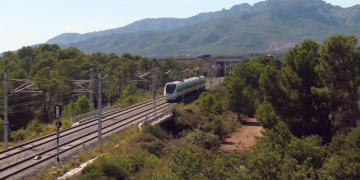 Retards i desconeixement en el primer dia del nou corredor ferroviari