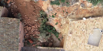 Un despreniment de roques obliga a desallotjar cinc veïns a Miravet