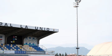 La Unió Esportiva Aldeana canvia l’antiga il·luminació de l’estadi per panells led