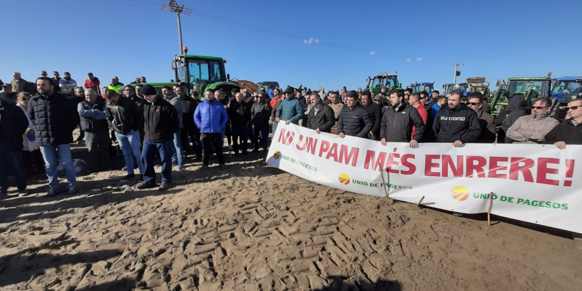 Tractorada massiva per reclamar que el Delta no faci ni un pam més enrere