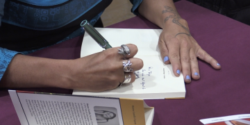 Montse Castella dedica un llibre sobre biografia de la poeta tortosina Zoraida Burgos