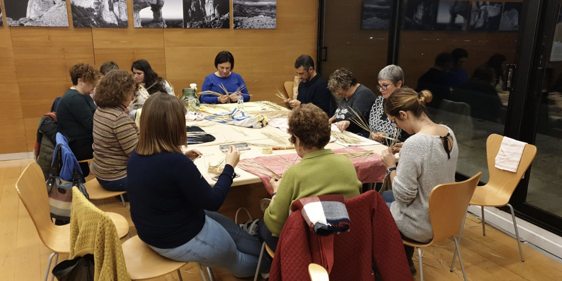 ‘A llatar’ o com transmetre la tradició de la pauma a Mas de Barberans