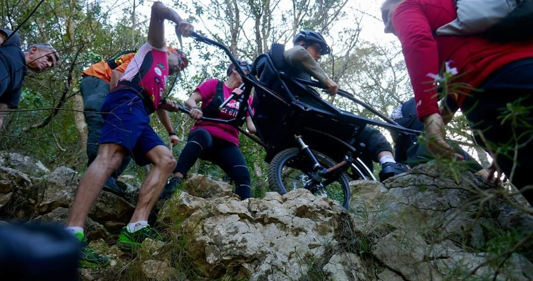 Un jove de Deltebre puja a la Foradada amb una cadira adaptada