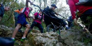 Un jove de Deltebre puja a la Foradada amb una cadira adaptada