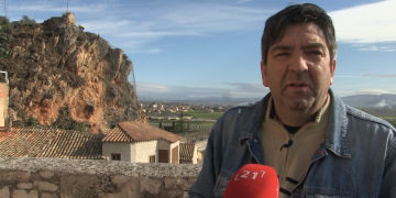 Miravet instal·la malles de contenció a les roques afectades pel Glòria