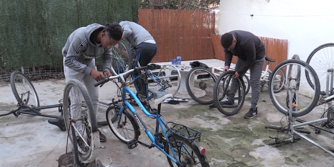 Joves dels centres d’acollida reparen bicicletes per famílies amb pocs recursos a Sant Jaume d’Enveja