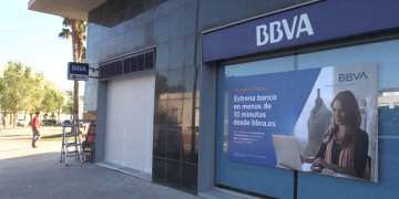 Roben un camió plataforma a Amposta i s’emporten el caixer del BBVA de l’Ampolla