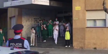 L’homenatge dels cossos policials al personal de l’hospital de Jesús i la clínica Terres de l’Ebre