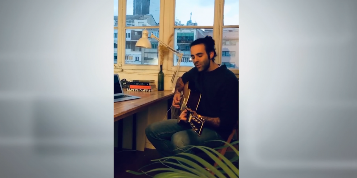 Roger Abella canta ‘Across rivers’ al Monstres de l’Ebre