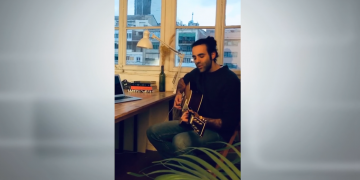 Roger Abella canta ‘Across rivers’ al Monstres de l’Ebre