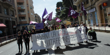 Les petjades feministes arriben a Tortosa i les manifestants construeixen un mur de contenció al patriarcat
