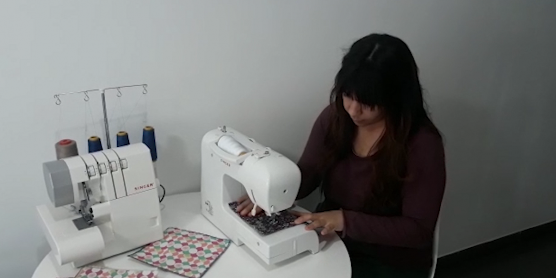 Voluntàries de Tivenys elaboren 300 mascaretes per als seus veïns