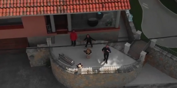 Els veïns de Tivenys ballen Txarango als balcons