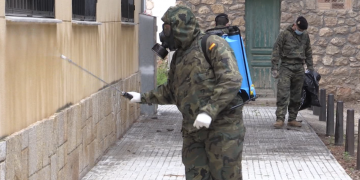 Els militars realitzen tasques de desinfecció a la comissaria de la Policia Nacional de Tortosa