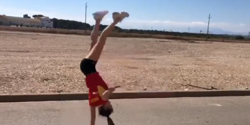 Alguns atletes ebrencs de twirling prenen part en un vídeo per llençar el missatge ‘separats, però junts’