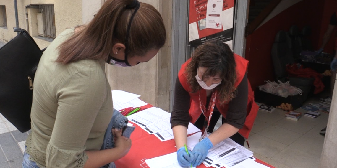 Creu Roja Tortosa reparteix paquets escolars als infants