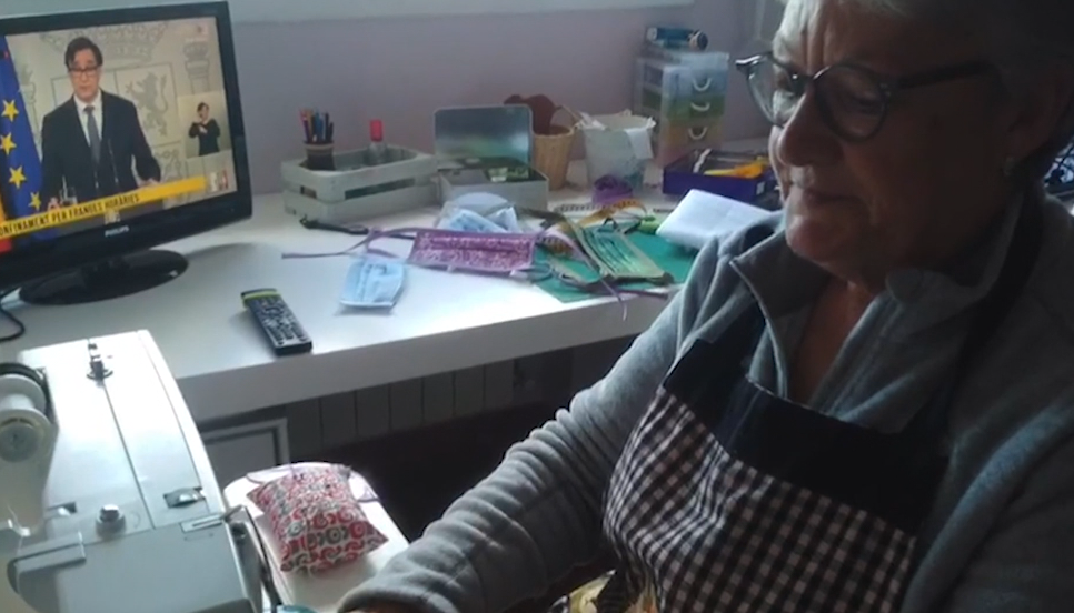 Cosidores de la Sénia confeccionen més de 3.000 mascaretes i recullen donacions per la investigació del covid-19