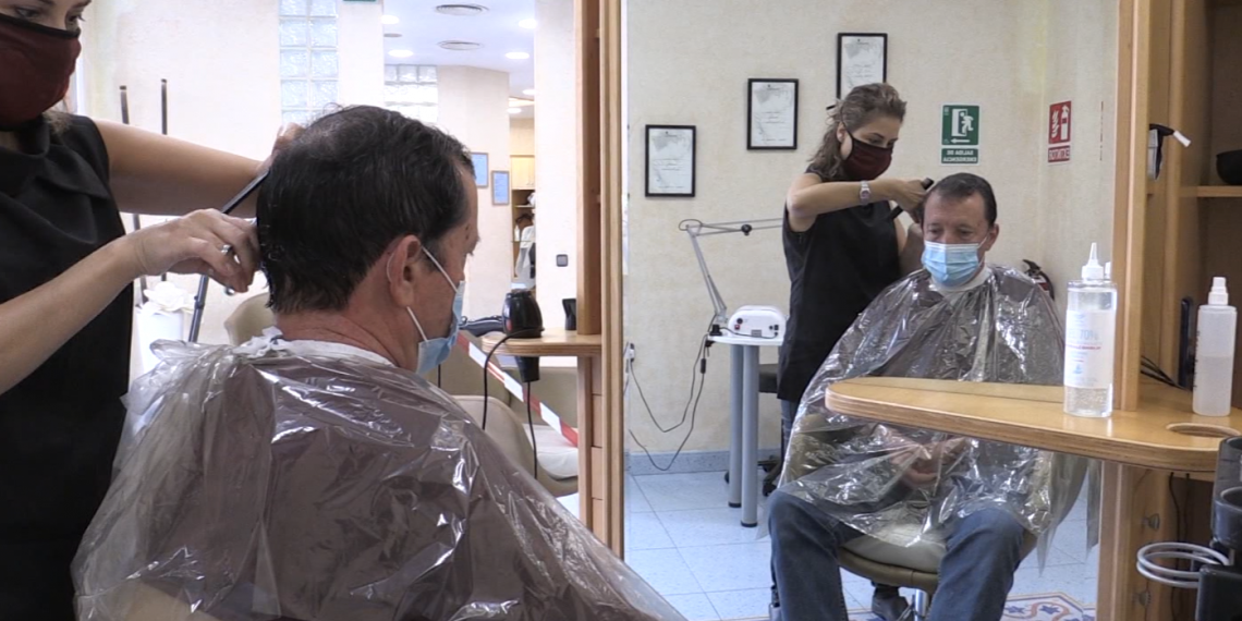 Les perruqueries reobren amb mesures d’higiene estrictes i l’agenda plena