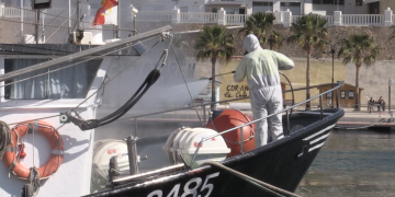L’Ametlla de Mar neteja a pressió les barques de pesca