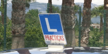 Les autoescoles es planten davant la falta d’examinador i continuaran tancades