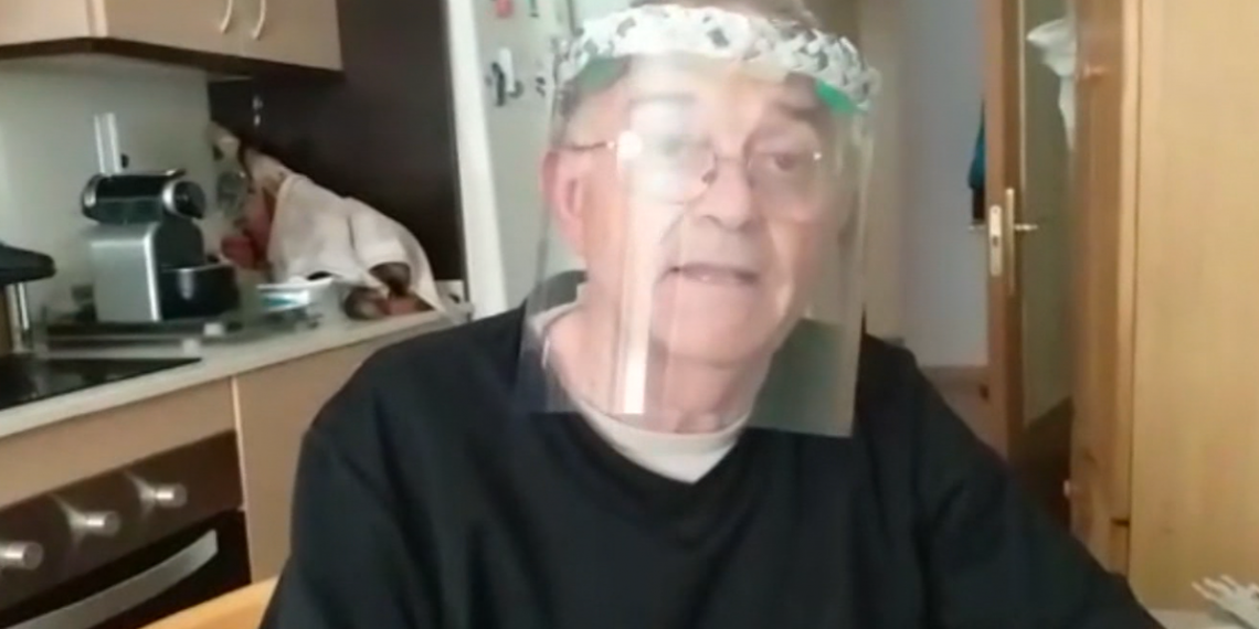 Un veí de Santa Bàrbara fa pantalles solidàries amb materials reciclats