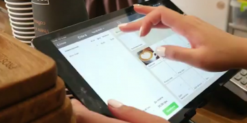 El repartiment a domicili i les cartes amb codi QR arriben als restaurants ebrencs