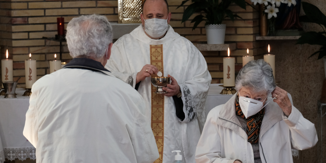 Primera missa de diumenge en família però amb una eucaristia amb mascareta