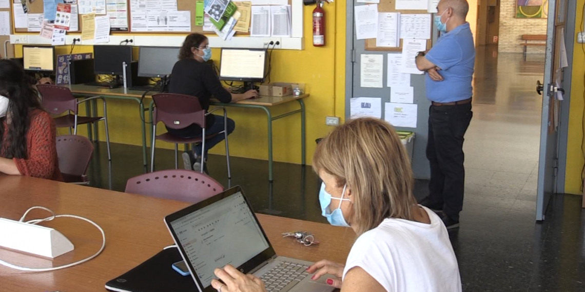 Retorn a les escoles i els instituts amb poca afluència d’alumnes