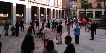Concentració a Tortosa amb el lema #VidaAbansQueCapital