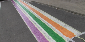 Pinten l’arc de Sant Martí als passos de vianants pels drets del col·lectiu LGTBI
