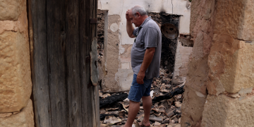Els agricultors afectats pel foc de la Ribera, decidits a refer-se entre la fermesa, la desconfiança i la melancolia