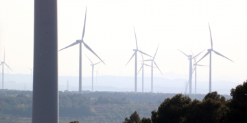Projecten una central eòlica amb sis aerogeneradors gegantins entre Tortosa i el Perelló