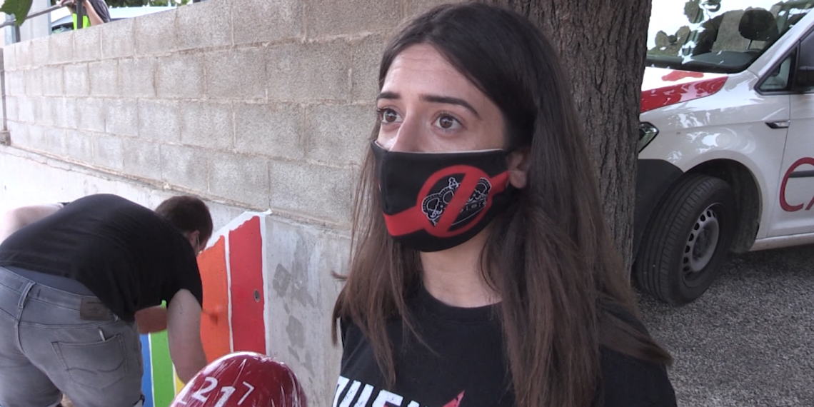 Paüls fa un pas cap a la diversitat amb la pintada d’una bandera LGTBI