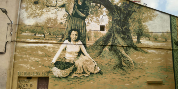 Roc Blackblock homenatja la pagesia, les oliveres i les dones en un graffiti a Ulldecona