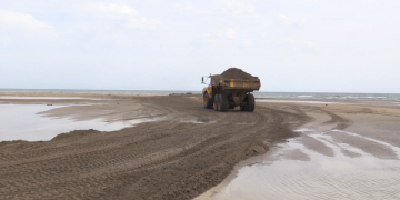 Bandera negra al delta de l’Ebre pel temporal Glòria i la ‘mala gestió’ al Trabucador