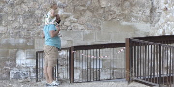 El castell de Miravet reobre després de dos setmanes tancat per un despreniment a la porta d’accés