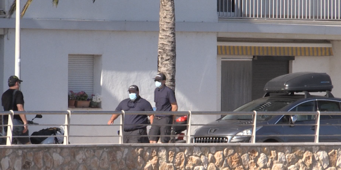 Tres agents cívics vigilen el compliment de les mesures de seguretat a l’Ametlla de Mar