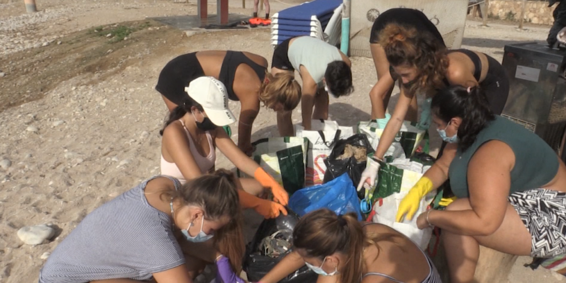 Joves voluntàries lluiten per unes platges netes a l’Ametlla de Mar
