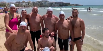 La nadadora moranovenca Cristina Vallespí ajuda al reusenc Jordi Cervera per assolir un repte solidari per l’alzheimer