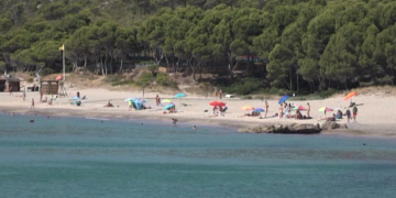 La platja nudista del Torn, entre l’Ametlla de Mar i l’Hospitalet, preserva l’essència naturista