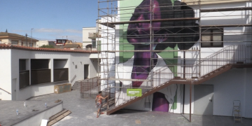 Antiracisme i feminisme, la primera obra lliure d’Albert Bonet a Riba-roja d’Ebre