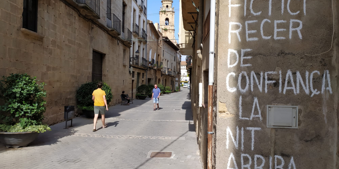 Un ‘Bansky’ a Gandesa pinta una ruta poètica amb versos de Miquel Martí i Pol