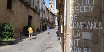 Un ‘Bansky’ a Gandesa pinta una ruta poètica amb versos de Miquel Martí i Pol