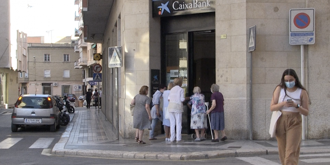 La gent gran denuncia les dificultats per fer gestions a les entitats bancàries