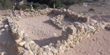 Una porta monumental donava accés al poblet ibèric de l’Assut de Tivenys